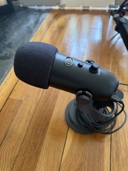Blue Microphones Yeticaster Professional Broadcast Kit – Black