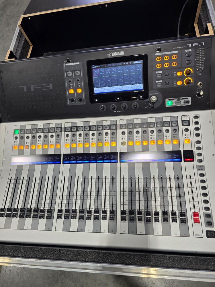 Yamaha TF3 Digital Mixer Console w/ Road Case 24ch TouchFlow Excellent