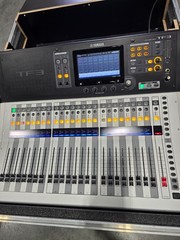 Yamaha TF3 Digital Mixer Console w/ Road Case 24ch TouchFlow Excellent