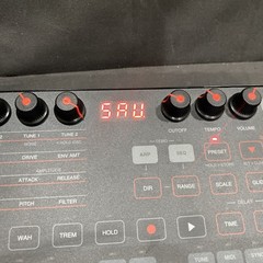IK Multimedia Uno Synth Portable Monophonic Analog Synthesizer – Made In Italy