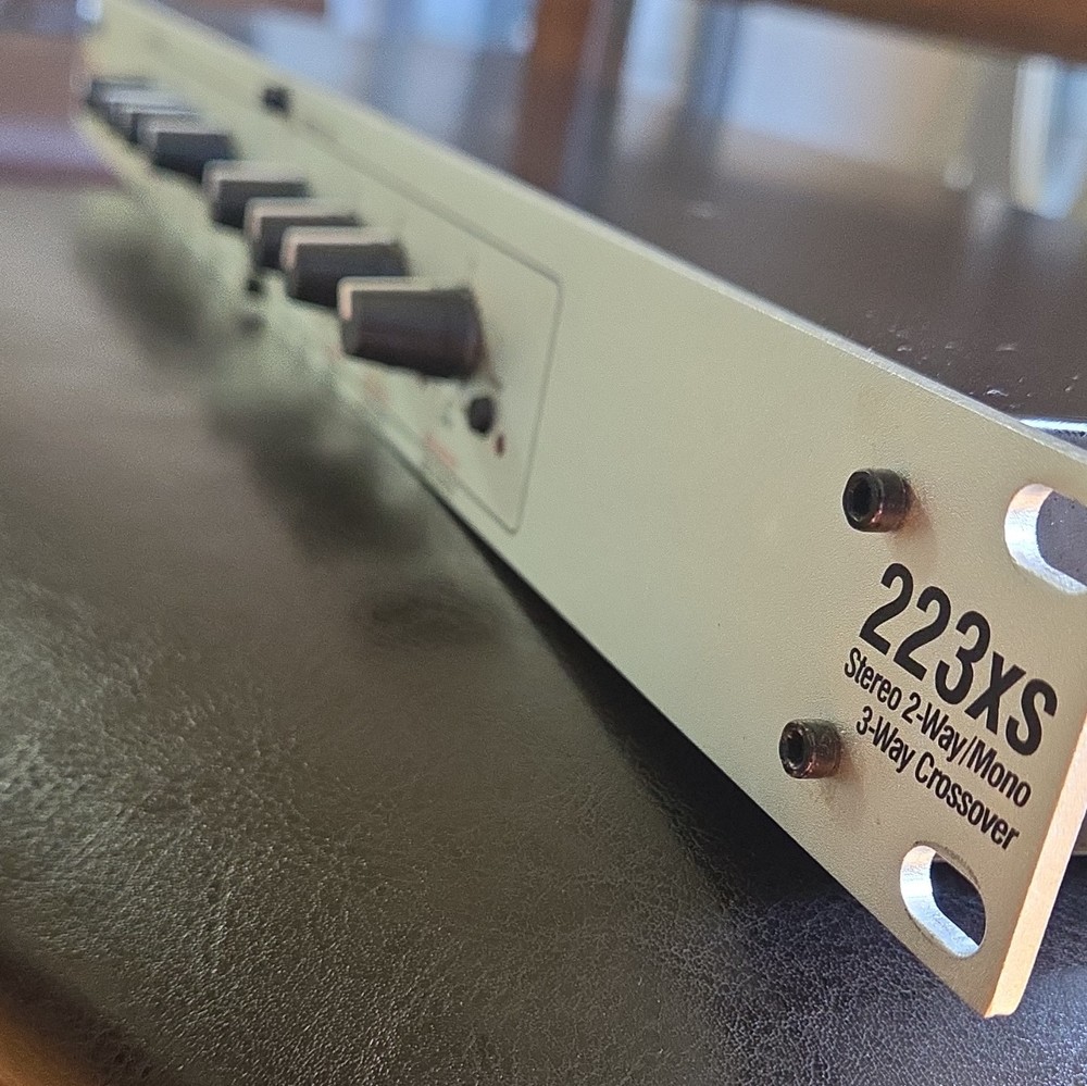 dbx 223xs 2-Channel Stereo Rackmount Graphic Equalizer 1U XLR/TRS W/ POWER Cord