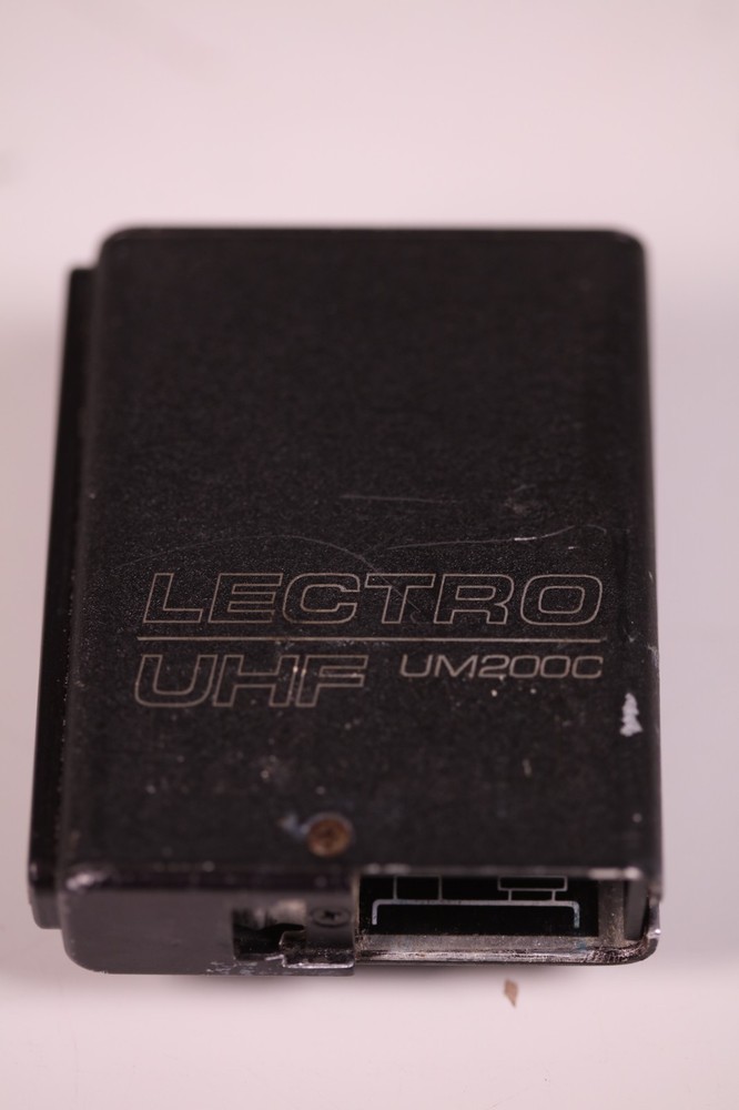 Lectrosonics UM200C Transmitter Block 25 (640.0 – 665.5MHz) Missing Battery Door