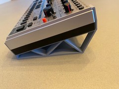 Behringer TD-3 / RD-6 Stand/Riser 15° – 3D printed Stand – PITCH3D