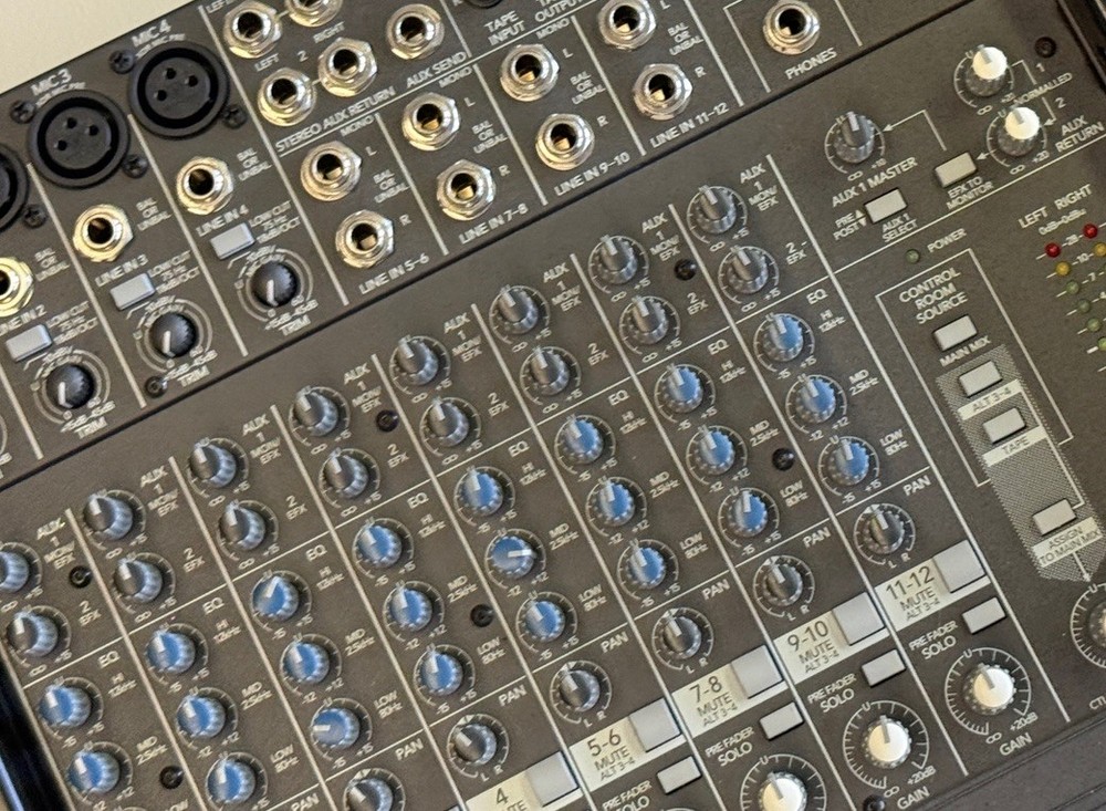 Mackie DFX 12 12-Channel Analog Mixer w/ Built-In Effects Console/Tabletop