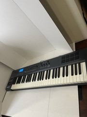 M-Audio Axiom 61 USB MIDI Keyboard Controller 61-Key Semi-Weighted Black Pads