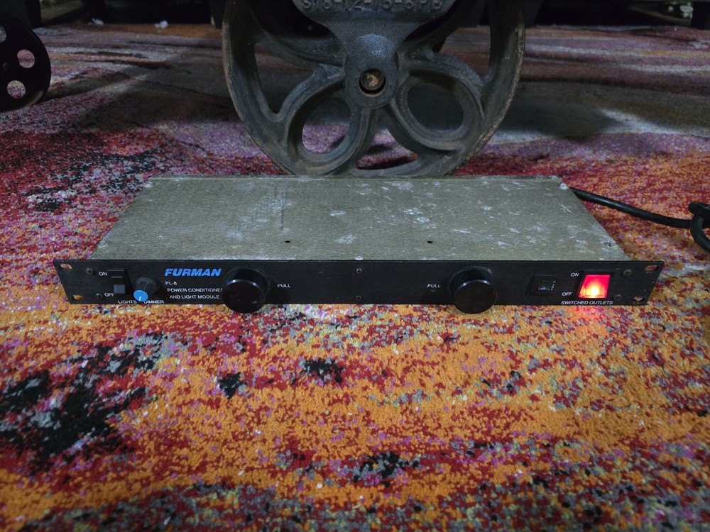 ONE Furman PL-8 15A Advanced Power Cond/Lights W/ 8 Outlets