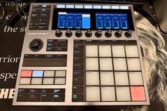 Native Instruments MASCHINE Plus Standalone Groove Production Studio System