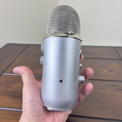 Blue Microphones Yeti USB Condenser Desktop Mic Silver 3.5mm Headphone Jack Only