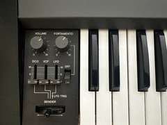 Roland Juno-106 Six-Voice Polyphonic Synth with Hard Case