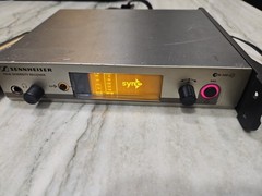 SENNHEISER RECIEVER EW300 G3 RADIO AND MIC MICROPHONE SYSTEM W/ CASE