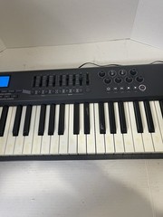 M-Audio Axiom 61 USB MIDI Keyboard Controller 61-Key Semi-Weighted Black Pads