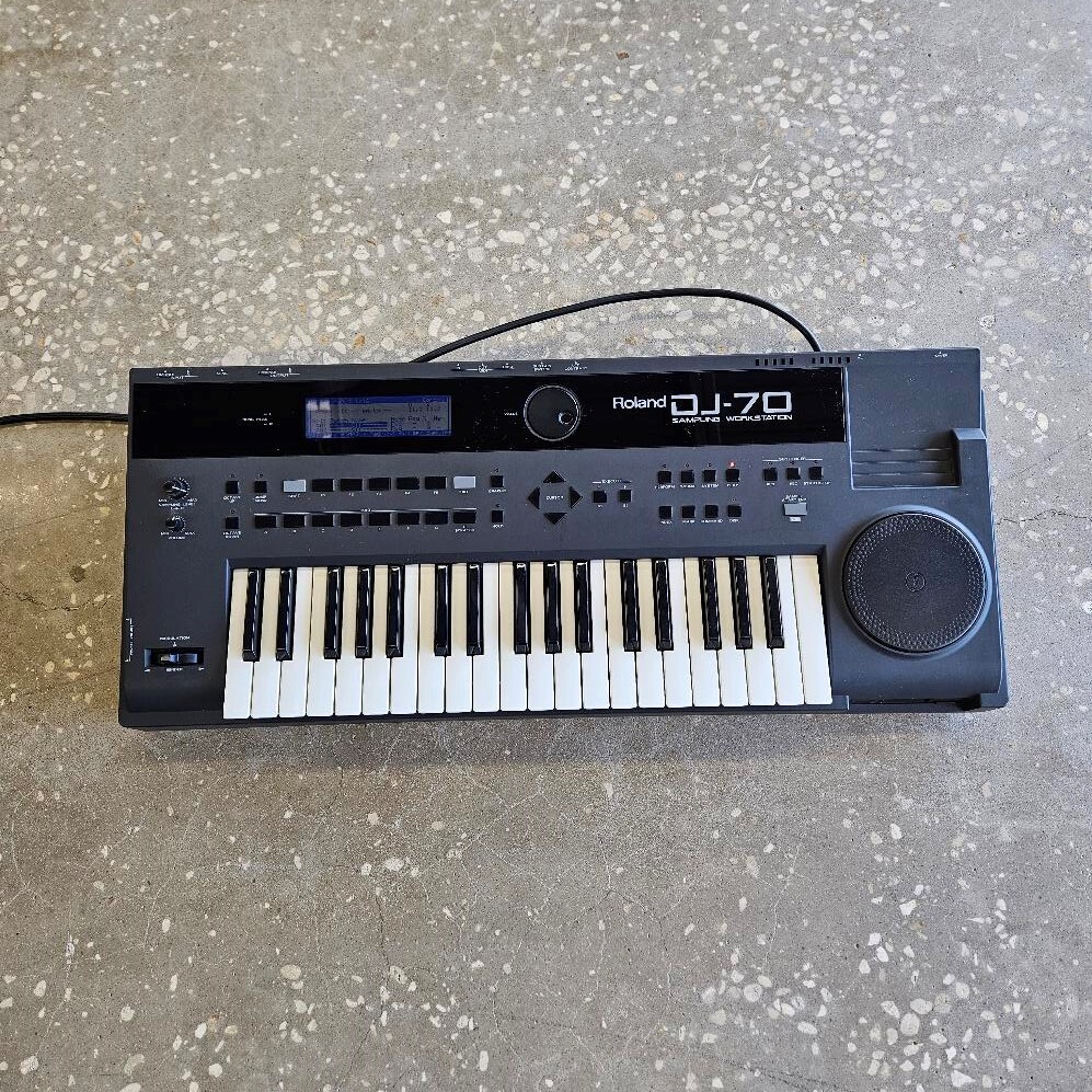 Roland DJ-70 Vintage 90’s Sampling Workstation/Keyboard 117V 24W Made In Italy