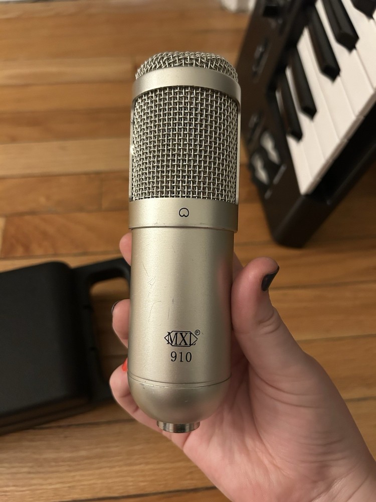 MXL 910 Silver Condenser Microphone Cardioid XLR Wired 910 Model Condenser Type
